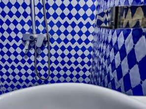 Serviettes fournies, papier toilette