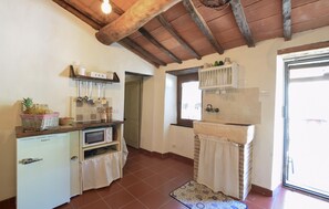 Refrigerador, microondas, cafetera y tetera y utensilios de cocina