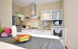 ثلاجة، غسالة أطباق، ماكينة لصنع القهوة/الشاي