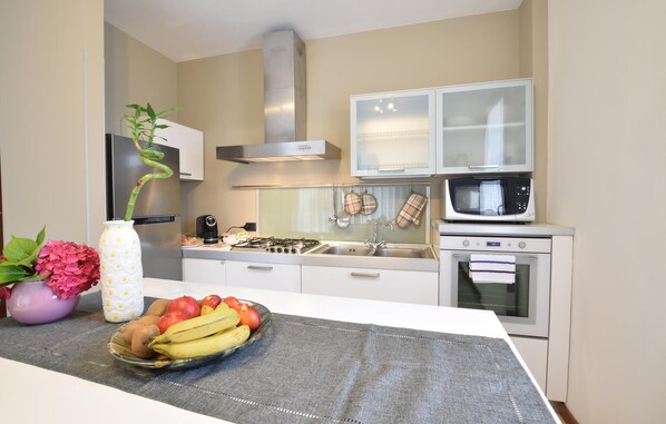 Fridge, dishwasher, coffee/tea maker