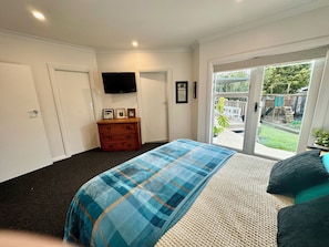 6 bedrooms, iron/ironing board, WiFi, bed sheets