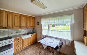 Fridge, microwave, oven, stovetop - Nice home in Erfjord with WiFi (Erfjord)