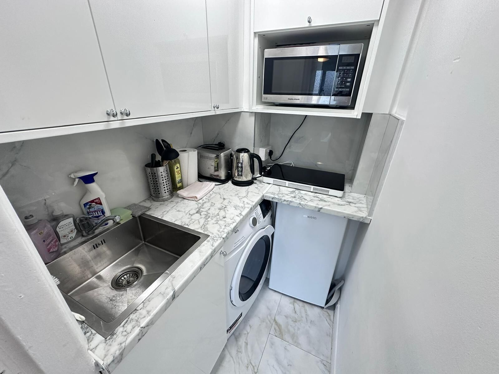 Een microgolfoven, een kookplaat