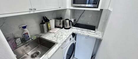 Een microgolfoven, een kookplaat