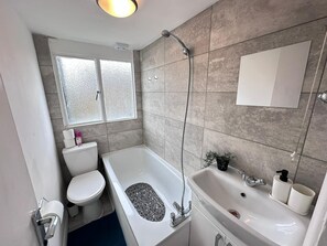 Haartrockner, Handtücher, Seife, Toilettenpapier