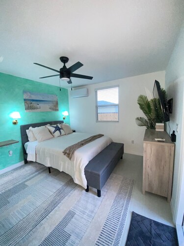 The Emerald Oasis- 1 bedroom Detached Cottage with Wifi and AC- West Palm Beach