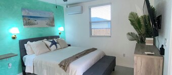 The Emerald Oasis- 1 bedroom Detached Cottage with Wifi and AC- West Palm Beach