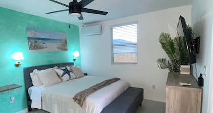 The Emerald Oasis- 1 bedroom Detached Cottage with Wifi and AC- West Palm Beach