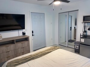 1 dormitorio, tabla de planchar con plancha, wifi y ropa de cama