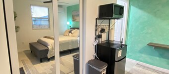 The Emerald Oasis- 1 bedroom Detached Cottage with Wifi and AC- West Palm Beach