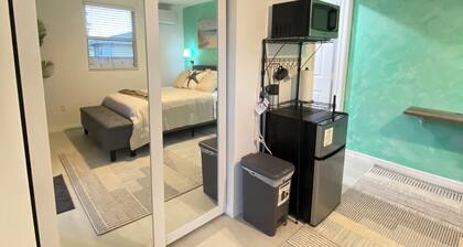 The Emerald Oasis- 1 bedroom Detached Cottage with Wifi and AC- West Palm Beach