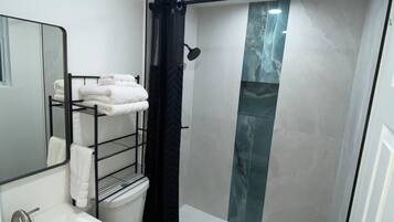 SĂšche-cheveux, serviettes fournies, papier toilette