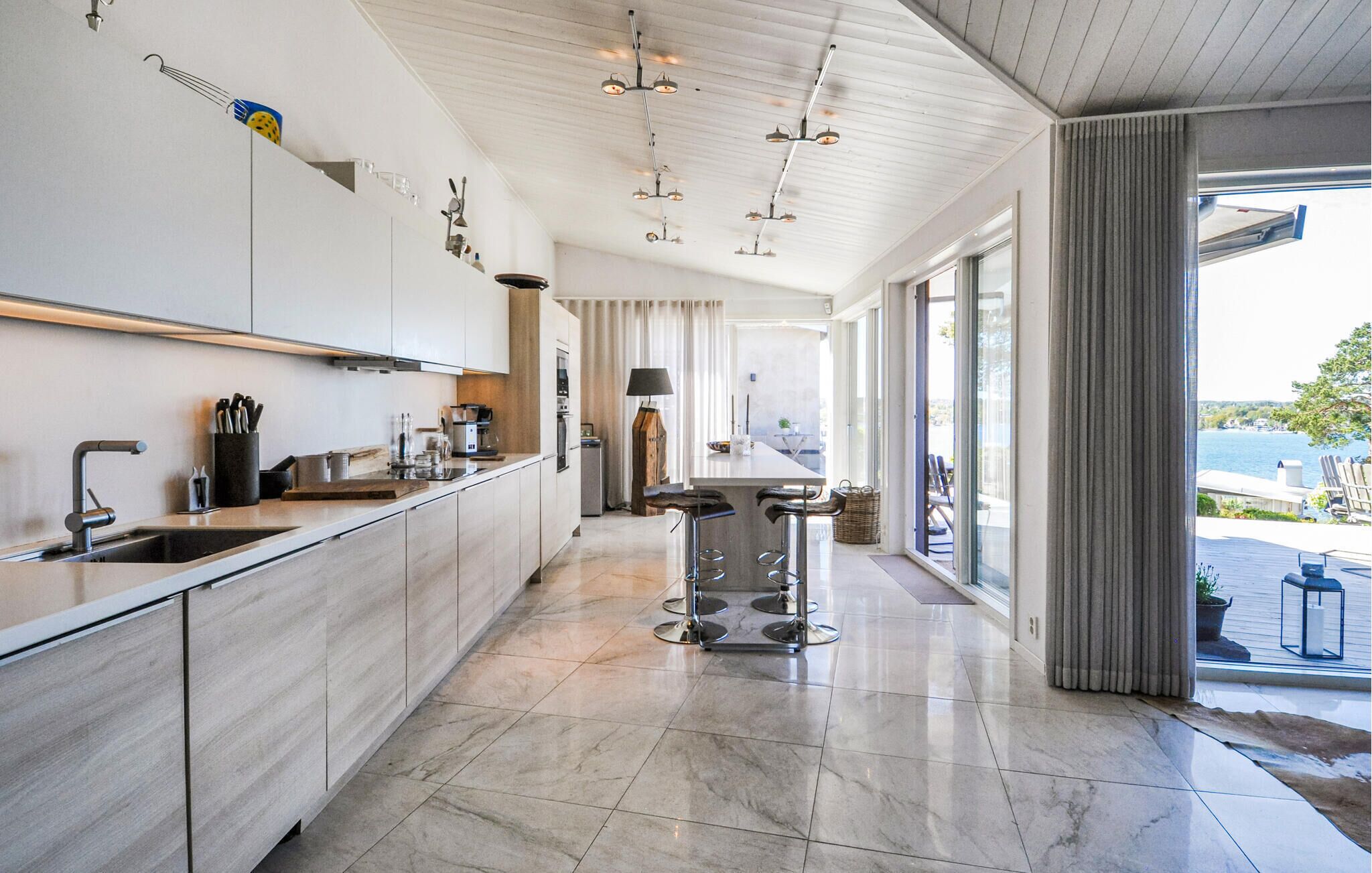 Kylskåp, ugn, diskmaskin och kaffe- och tebryggare