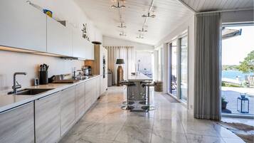 Fridge, oven, dishwasher, coffee/tea maker