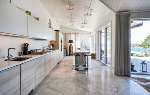 Fridge, oven, dishwasher, coffee/tea maker