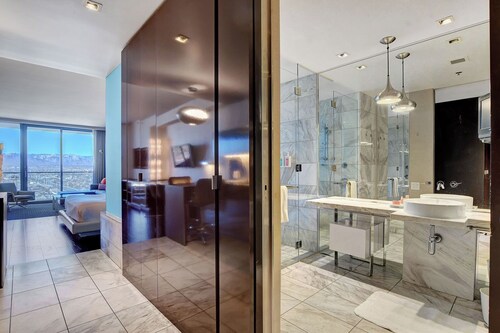 Fantastic Studio Suite condo 33rd floor with Balcony and mountains views !