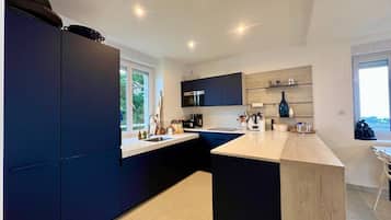 Een koelkast, een microgolfoven, een oven, een vaatwasser