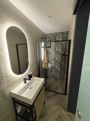 Haartrockner, Handtücher, Seife, Toilettenpapier
