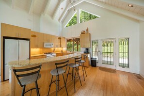 Jääkaappi, mikroaaltouuni, uuni, liesi