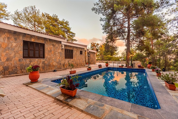 Villa, 4 Yatak Odası, Kişiye Özel Havuzlu, Bahçe Manzaralı | Havuz | Açık yüzme havuzu