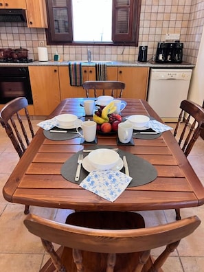 Villa, 4 Bedrooms, Private Pool, Garden View | Dining