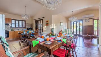 Villa, 4 Bedrooms, Private Pool, Garden View | Dining room