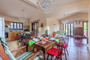 Vila, 4 quartos, piscina particular, vista para o jardim | Sala de jantar
