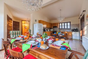 ヴィラ 4 ベッドルーム プライベートプール ガーデンビュー | ダイニングルーム