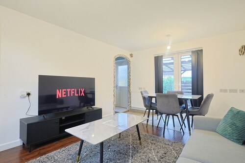 3 Bedroom Modern Home in Manchester near Etihad Stadium & CO OP Live