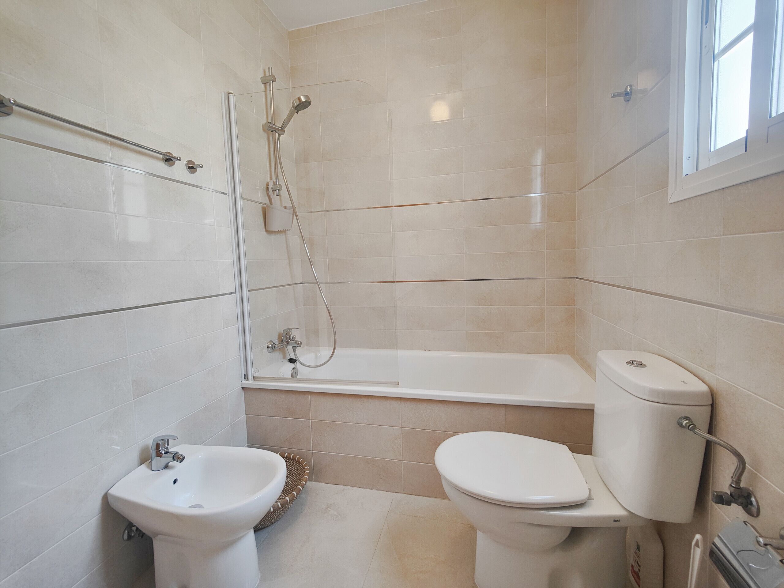 Douche, séchoir à cheveux, serviettes fournies