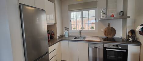 冰箱、微波炉、烤箱、洗碗机