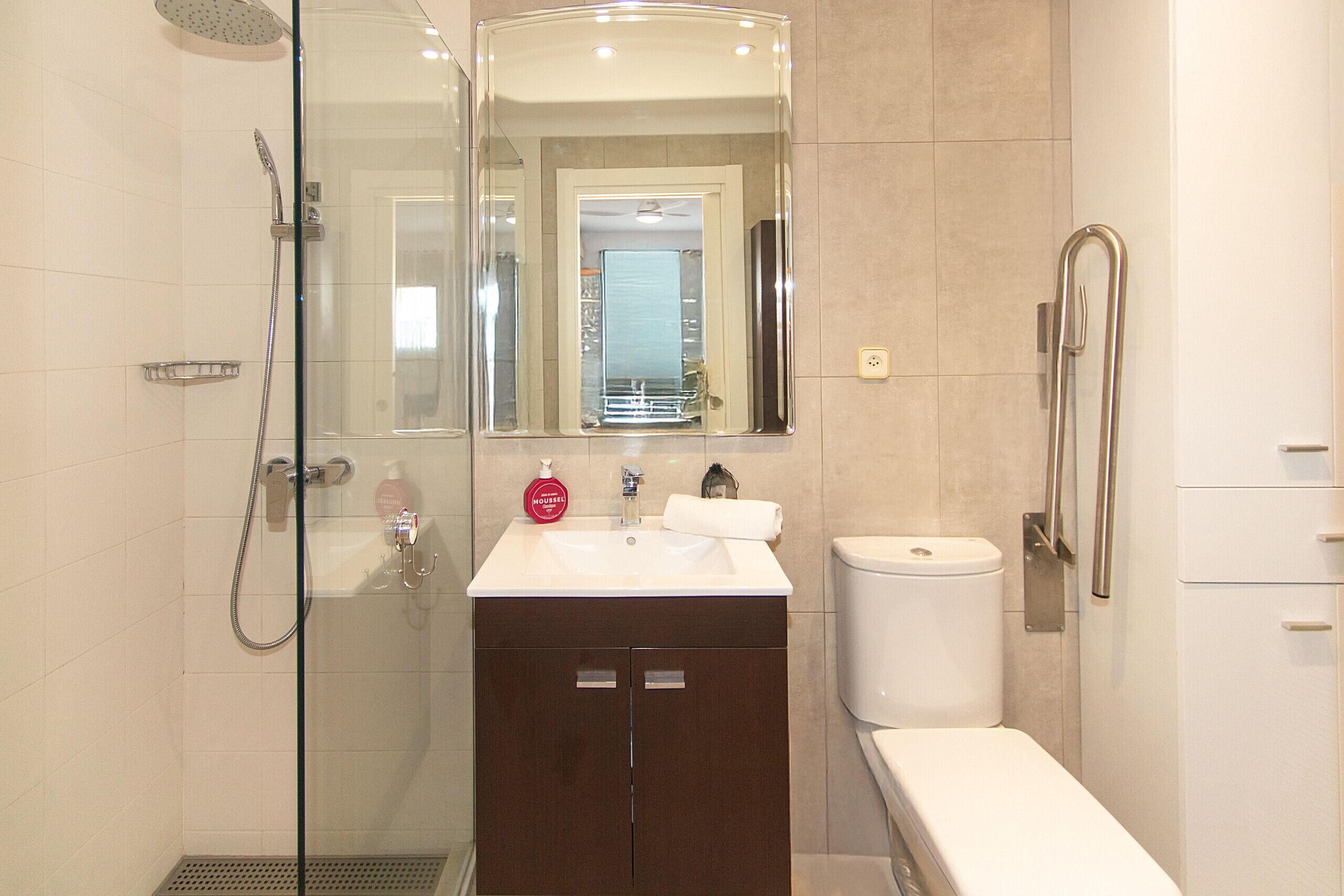 Dusche, Haartrockner, Handtücher, Toilettenpapier