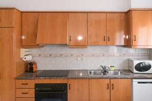 Kühlschrank, Mikrowelle, Ofen, Geschirrspüler
