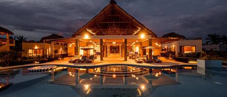 حمّام سباحة خارجي