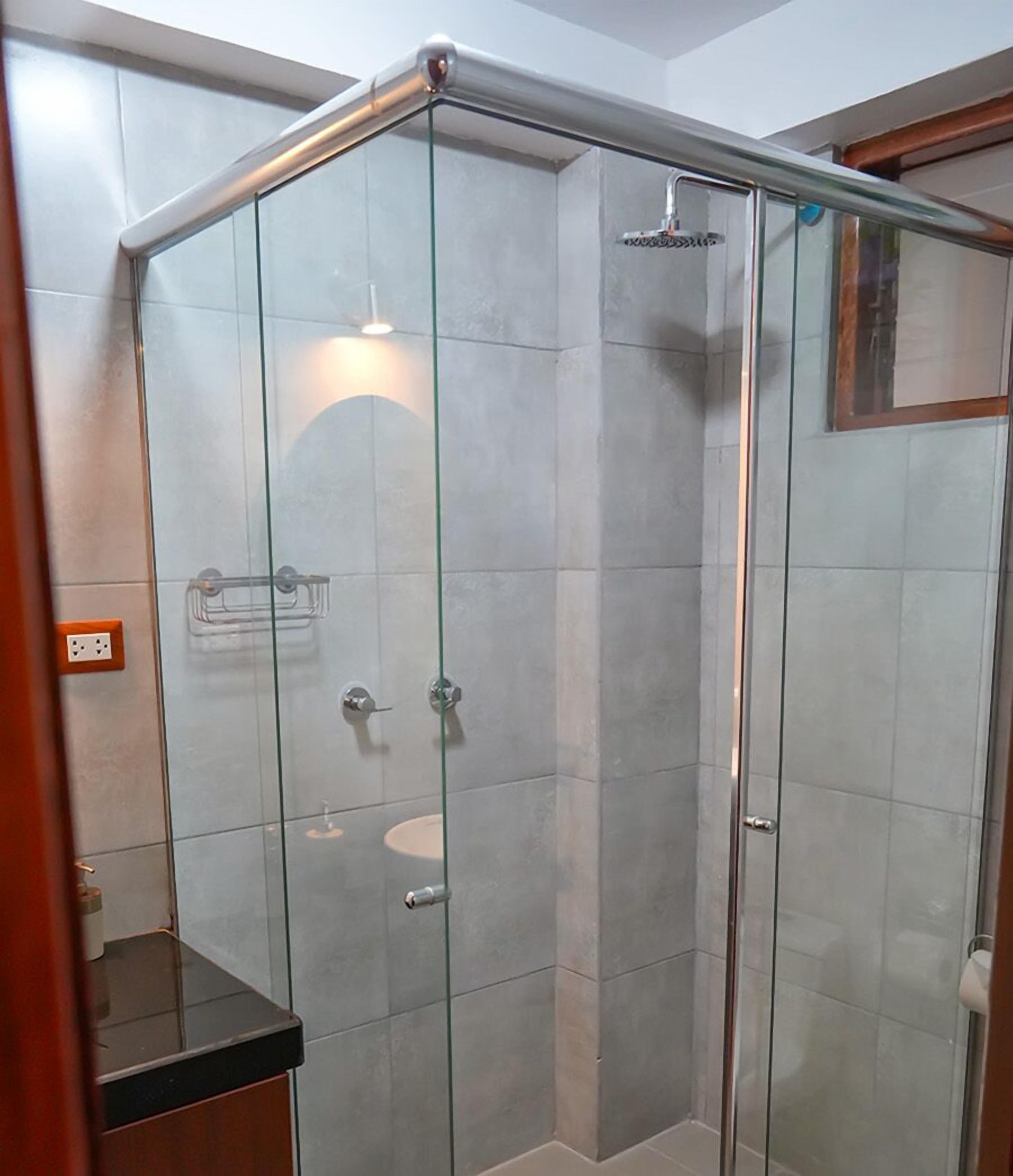 Habitación estándar con 2 camas individuales, baño privado | Baño | Ducha, toallas, jabón y champú