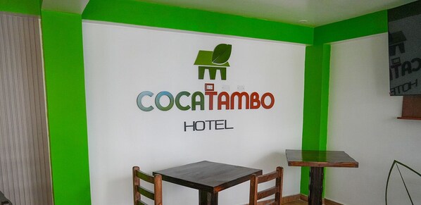 Segnaletica di un hotel con la scritta 'Cocatambo Hotel' e un logo sopra.
