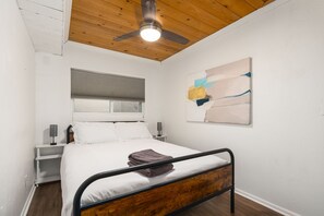 1 bedroom, bed sheets - Midtown Reno 1br W/ share Hot Tub & Backyard (Reno)