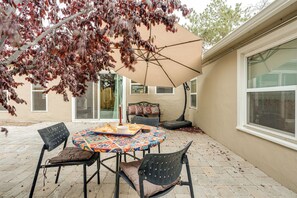 Outdoor dining - Midtown Reno 1br W/ share Hot Tub & Backyard (Reno)
