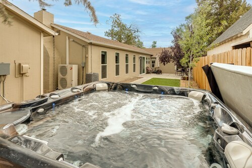 Midtown Reno 1br W/ share Hot Tub & Backyard