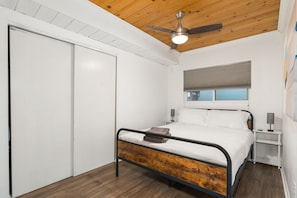 1 bedroom, bed sheets