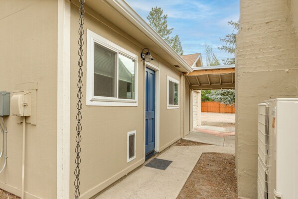 Exterior - Midtown Reno 1br W/ share Hot Tub & Backyard (Reno)