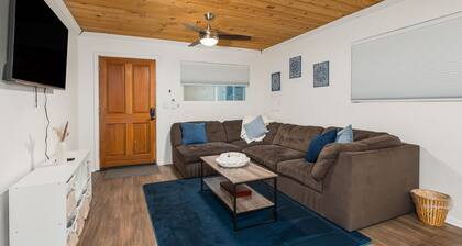Midtown Reno 1br W/ share Hot Tub & Backyard