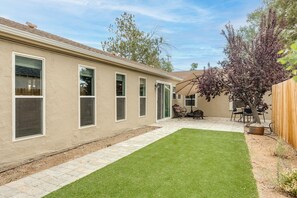 Exterior - Midtown Reno 1br W/ share Hot Tub & Backyard (Reno)