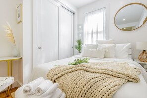 Desk, iron/ironing board, WiFi, bed sheets