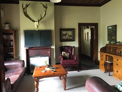 Anglers Cottage adjacent to the Whanganui River. 50Kms to Ruapehu & Lake Taupo.