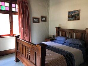 3 bedrooms, iron/ironing board, bed sheets - Anglers Cottage adjacent to the Whanganui River. 50Kms to Ruapehu & Lake Taupo. (Manunui)
