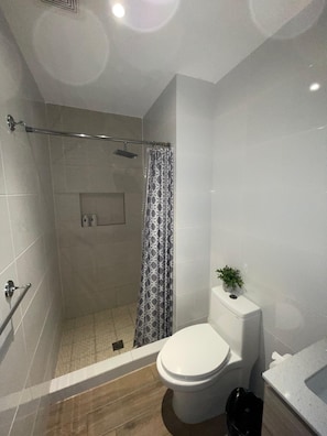Haartrockner, Handtücher, Seife, Toilettenpapier