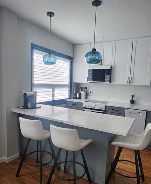 Kylskåp, mikrovågsugn, ugn och spishäll