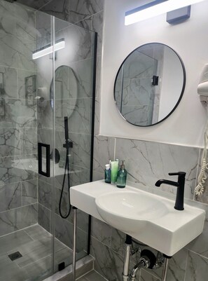 Een douche, een haardroger, een bidet, handdoeken