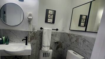 Dusch, hårtork, bidé och handdukar